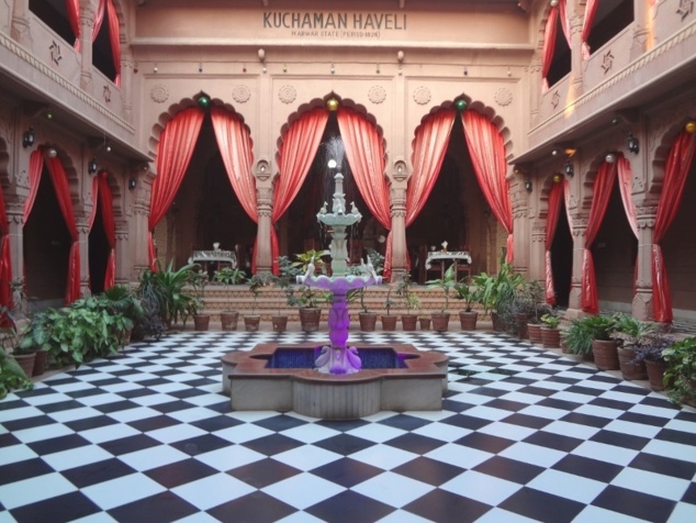 Arrivés à Jodhpur, nous nous sommes posés dans cette magnifique "haveli". Arrivés à Jodhpur, nous nous sommes posés dans cette magnifique "haveli".