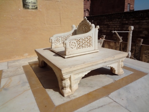Trône en marbre pour les cérémonies publiques, dont l'intronisation du nouveau Maharadjah.