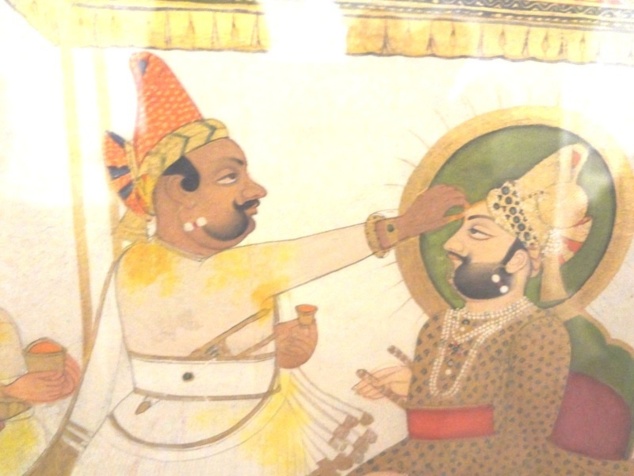Cérémonie d'intronisation. Le "râj tilak" est apposé sur le front du maharadjah. Cérémonie d'intronisation. Le "râj tilak" est apposé sur le front du maharadjah.