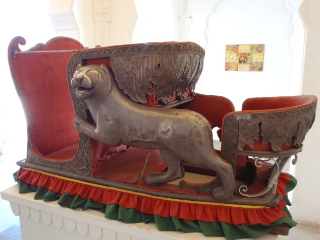 "Howdah" ou siège pour l'éléphant du maharadjah. "Howdah" ou siège pour l'éléphant du maharadjah.