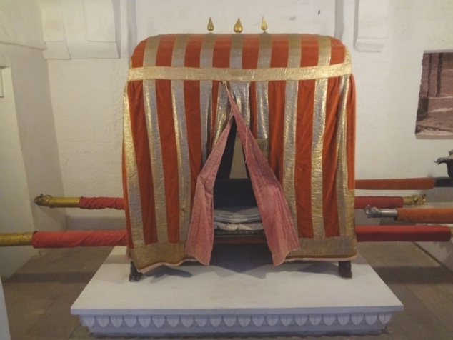 Palanquin pour la maharanî qui était cachée des regards, selon la coutume du "pardah". Palanquin pour la maharanî qui était cachée des regards, selon la coutume du "pardah".