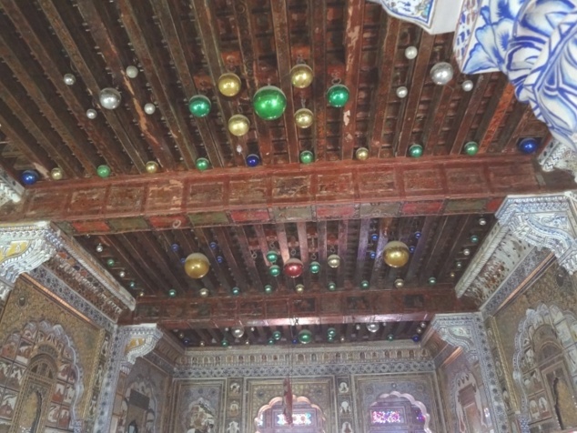 Le Takhat Mahal, avec des boules de noël au plafond..