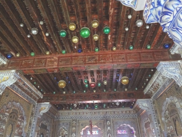 Le Takhat Mahal, avec des boules de noël au plafond.. Le Takhat Mahal, avec des boules de noël au plafond..