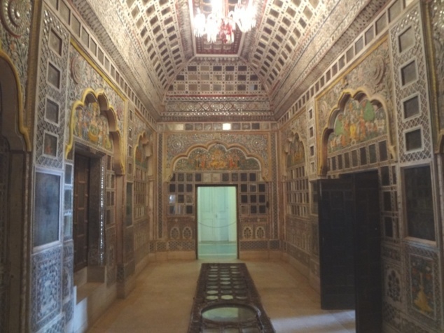 La décoration à l'aide de miroirs placés partout sur les murs et les plafonds permettait de faire briller de mille feux les pièces du palais sous l'effet conjugué des torches et lampes à huile. La décoration à l'aide de miroirs placés partout sur les murs et les plafonds permettait de faire briller de mille feux les pièces du palais sous l'effet conjugué des torches et lampes à huile.