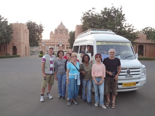 Devant l'Umaid Bhawan, le palais hors les murs édifié au XIX ème siècle.