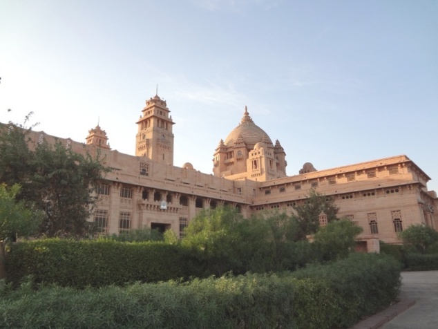 L'immense palais qui porte le nom de son fondateur, le maharadjah Umaid Singh. Il compte pas moins de 347 pièces, 2 théâtres, une très grande piscine intérieure, ...