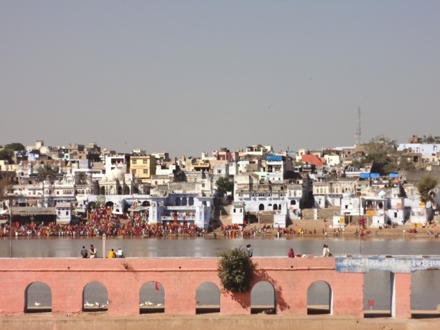 Pushkar et son lac sacré au moment de la grande fête annuelle.
