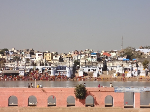 Pushkar et son lac sacré au moment de la grande fête annuelle. Pushkar et son lac sacré au moment de la grande fête annuelle.