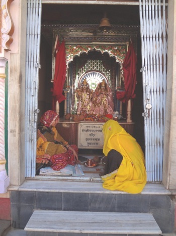 Pushkar, ville sacrée du Rajasthan, compte de nombreux temples. Ici un petit temple dédié au couple divin : Vishnu et Lakshmi.