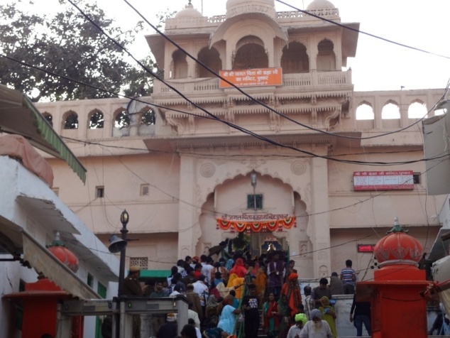 La foule se presse pour entrer dans le temple consacré au dieu Brahmâ. C'est ce temple en particulier qui attire les pélerins à Pushkar. Ce serait le seul temple dédié à Brahmâ dans toute l'Inde.