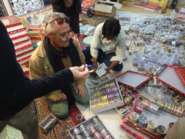 Pour notre part nous n'avons pas acheté de chameaux, mais divers jolis objets. Pushkar est une ville intéressante pour faire du shopping en toute tranquillité. Pour notre part nous n'avons pas acheté de chameaux, mais divers jolis objets. Pushkar est une ville intéressante pour faire du shopping en toute tranquillité.