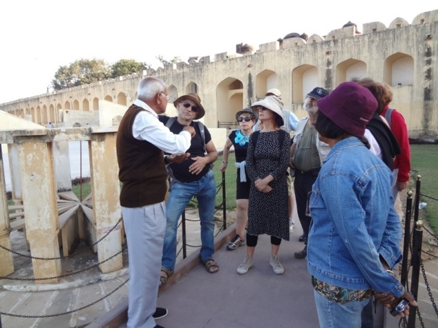 Leçon d'astronomie au sein du "Jantar Mantar "  (observatoire astronomique).