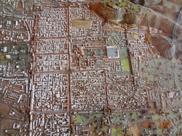 Maquette de la ville de Jaipur : conçu au XVIII ème siècle, le plan de la ville originelle est divisée en 9 parties. Le " City Palace " se trouve au centre. Maquette de la ville de Jaipur : conçu au XVIII ème siècle, le plan de la ville originelle est divisée en 9 parties. Le " City Palace " se trouve au centre.