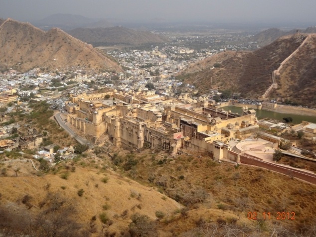 Amber avec son fort était la capitale du royaume avant la fondation de Jaipur au XVIII ème siècle. Amber avec son fort était la capitale du royaume avant la fondation de Jaipur au XVIII ème siècle.