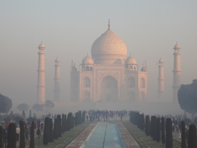 Le Taj Mahal dans la brume du petit matin.
