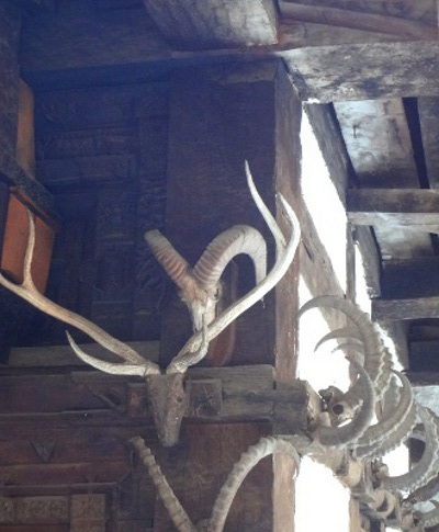 Des crânes de bouquetins sur le temple qui témoignent de pratiques chamaniques au sein même de l'orthodoxie hindoue