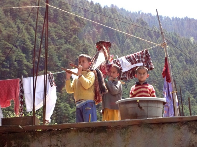 Scène de la vie quotidienne : plutôt que de jouer à des jeux vidéos... les enfants de Manali jouent à la procession Scène de la vie quotidienne : plutôt que de jouer à des jeux vidéos... les enfants de Manali jouent à la procession