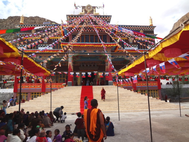 Gompâ de Kaza (école Sakya). Tapis rouges et drapeaux pour accueillir Ratna Vajra Rinpoche qui va délivrer une initiation