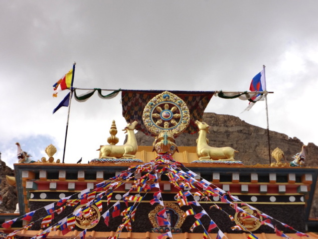 Toit-terrasse de l'édifice avec la roue du Dharma (ou de l'enseignement) et les gazelles qui étaient les premiers êtres de la création à écouter le Bouddha