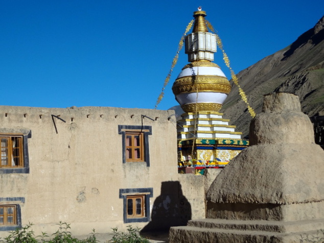 Nouveau stûpa dans l'enceinte du monastère millénaire de Tabo
