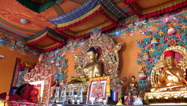 La richesse de la décoration et des objets du culte dans les monastères les plus récents illustrent aussi la vigueur du bouddhisme de nos jours dans la vallée.