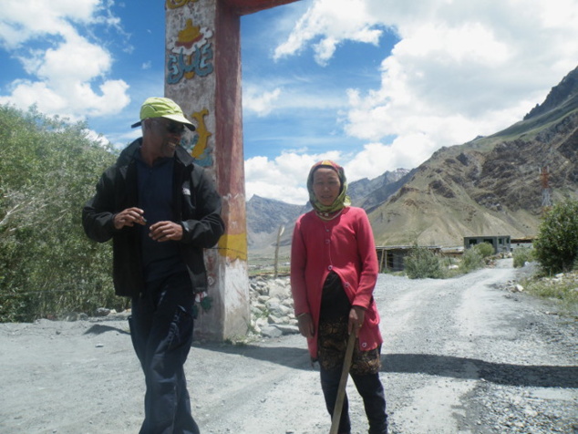 Cette jeune femme nous accueille à la porte de la Spiti en nous invitant à boire le thé