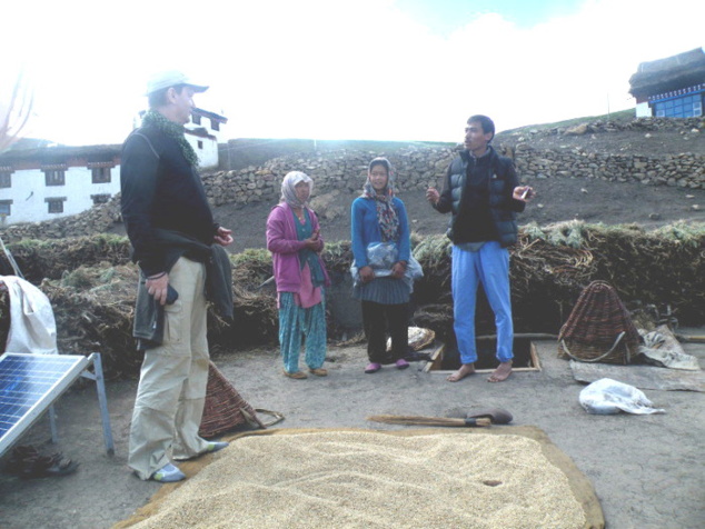 Discussion sur le toit d'une demeure villageoise