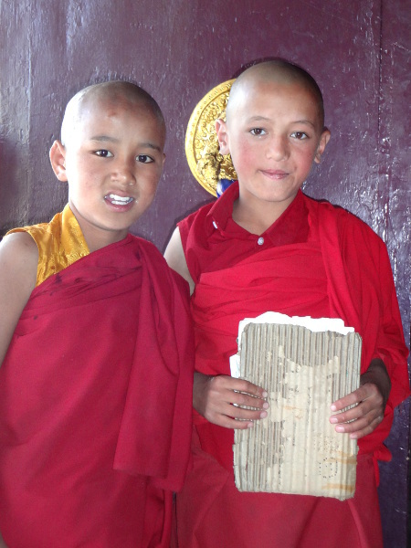 Jeunes élèves au monastère de Kungrî