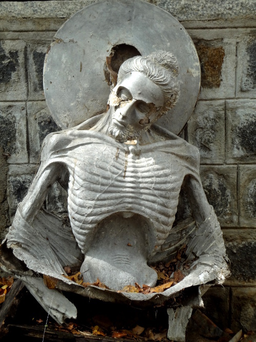 L'art de la sculpture est omniprésent à Mahabalipuram. Cette statue de facture récente montre Bouddha qui se livre à l'ascétisme le plus extrême avant de choisir la "voix du milieu". L'art de la sculpture est omniprésent à Mahabalipuram. Cette statue de facture récente montre Bouddha qui se livre à l'ascétisme le plus extrême avant de choisir la "voix du milieu".