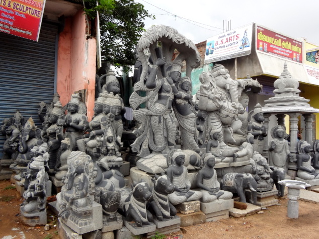 Les artisans de Mahabalipuram n'ont jamais cessé de sculpter et perpétuent d'une certaine façon la tradition. Cependant les outils ont changé, les meuleuses et autres ponceuses électriques ont remplacé le ciseau, productivité et course au profit obligent. Certes, les formes sont encore très belles mais pas aussi sublimes que la statuaire antique de l'époque des Pallava. Les artisans de Mahabalipuram n'ont jamais cessé de sculpter et perpétuent d'une certaine façon la tradition. Cependant les outils ont changé, les meuleuses et autres ponceuses électriques ont remplacé le ciseau, productivité et course au profit obligent. Certes, les formes sont encore très belles mais pas aussi sublimes que la statuaire antique de l'époque des Pallava.