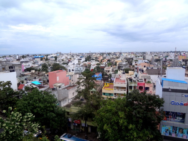 Etape suivante: Pondichéry. Le temps y est pluvieux en décembre, ce qui sera le cas aussi dans une grande partie du Tamil Nadu. Même si l'ancien comptoir est redevenue une ville indienne comme les autres, surpeuplée et bruyante du fait du concert incessant des klaxons surtout, il reste encore un tout petit territoire en bordure de mer où quelques édifices emblématiques témoignent encore de l'ancienne présence française. Etape suivante: Pondichéry. Le temps y est pluvieux en décembre, ce qui sera le cas aussi dans une grande partie du Tamil Nadu. Même si l'ancien comptoir est redevenue une ville indienne comme les autres, surpeuplée et bruyante du fait du concert incessant des klaxons surtout, il reste encore un tout petit territoire en bordure de mer où quelques édifices emblématiques témoignent encore de l'ancienne présence française.