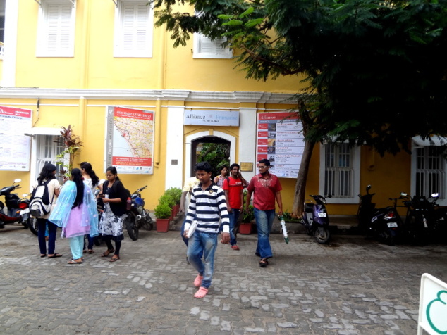 L'Alliance française. Le français reste l'une des langues officielles du territoire de Pondichéry. L'Alliance française. Le français reste l'une des langues officielles du territoire de Pondichéry.