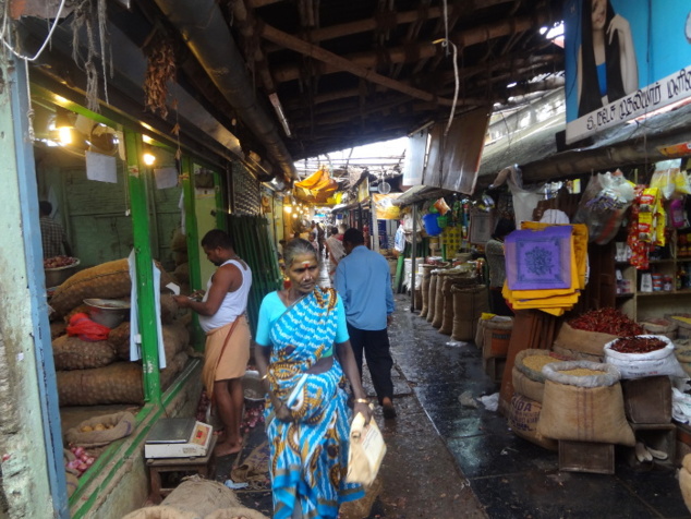 Le marché couvert de Pondichéry au centre de la ville indienne. Le marché couvert de Pondichéry au centre de la ville indienne.