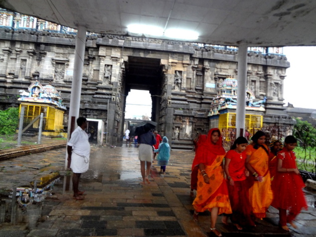 A environ 70 kms de Pondichéry: Chidambaram où s'élève un grand temple dédié à Shiva vénéré en ce lieu sous sa forme du 