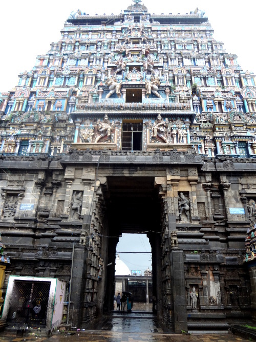 Le gopuram ou porte d'entrée monumentale qui permet d'accéder à l'espace sacrée du temple. 