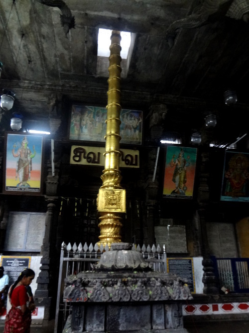 Dans l'enceinte des temples du sud de l'Inde, on peut voir un mât de prières qui permet de hisser un drapeau aux couleurs de la divinité vénérée dans le temple. Il représente aussi un symbole de vie et de ce point de vue sa signification est proche de celle du lingam, l'organe mâle qui représente le dieu Shiva. Ce mât est désigné par le terme dwajasthambam ou kodimaram.