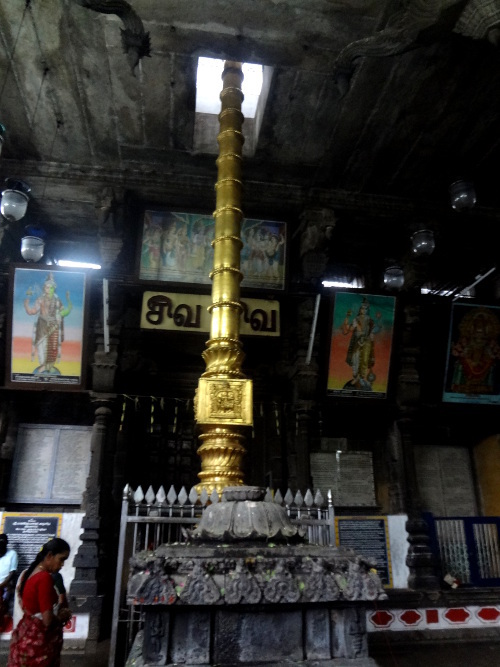 Dans l'enceinte des temples du sud de l'Inde, on peut voir un mât de prières qui permet de hisser un drapeau aux couleurs de la divinité vénérée dans le temple. Il représente aussi un symbole de vie et de ce point de vue sa signification est proche de celle du lingam, l'organe mâle qui représente le dieu Shiva. Ce mât est désigné par le terme dwajasthambam ou kodimaram. Dans l'enceinte des temples du sud de l'Inde, on peut voir un mât de prières qui permet de hisser un drapeau aux couleurs de la divinité vénérée dans le temple. Il représente aussi un symbole de vie et de ce point de vue sa signification est proche de celle du lingam, l'organe mâle qui représente le dieu Shiva. Ce mât est désigné par le terme dwajasthambam ou kodimaram.