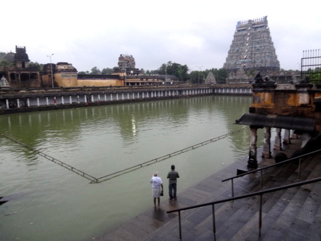 Le bassin sis dans l'enceinte du temple permet aux dévôts de se purifier. Le bassin sis dans l'enceinte du temple permet aux dévôts de se purifier.