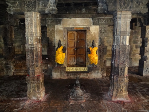 Le saint des saints. Des gardiens sont positionnés de chaque côté de la porte et Nandî, la monture de Shiva, est placé juste en face. Le saint des saints. Des gardiens sont positionnés de chaque côté de la porte et Nandî, la monture de Shiva, est placé juste en face.