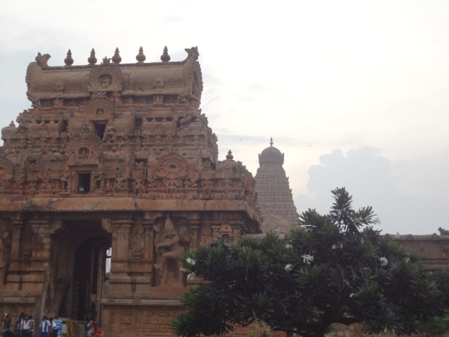 Etape suivante : Tanjore ou Thanjavur. Gopuram ou entrée du temple de Brihadishvara (Shiva) - X ème siècle.