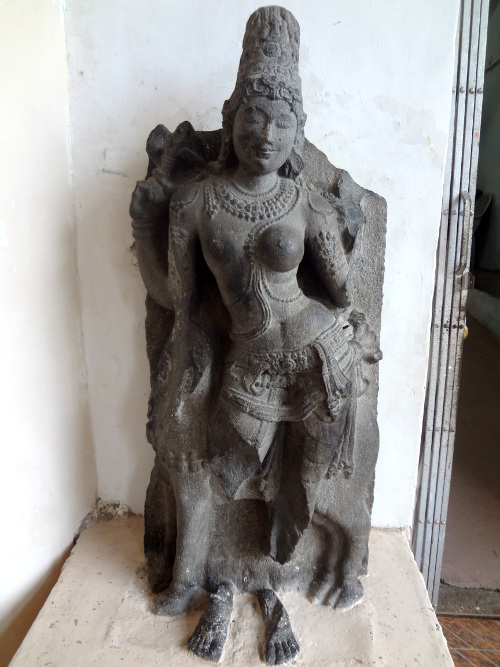 Statue de Shiva sous la forme de Shiva pour moitié et Parvatî pour l'autre moitié.