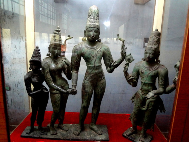 Le mariage de Shiva et Parvatî. De part et d'autre : Vishnu et Lakshmî.