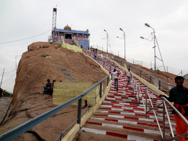 Tiruchirapalli. Un escalier interminable nous conduit jusqu'à un temple de Ganesh. 