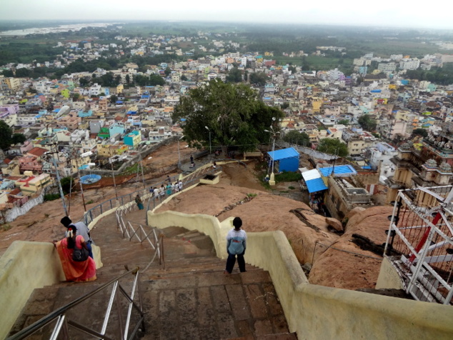 Du sommet on découvre toute la ville avec à gauche le fleuve Cauvery qui irrigue et fait la richesse de cette région appelée le Du sommet on découvre toute la ville avec à gauche le fleuve Cauvery qui irrigue et fait la richesse de cette région appelée le