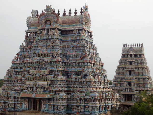 Des gopuram qui débordent de statues aux couleurs vives. Une grande partie du panthéon hindou est représenté. Des gopuram qui débordent de statues aux couleurs vives. Une grande partie du panthéon hindou est représenté.
