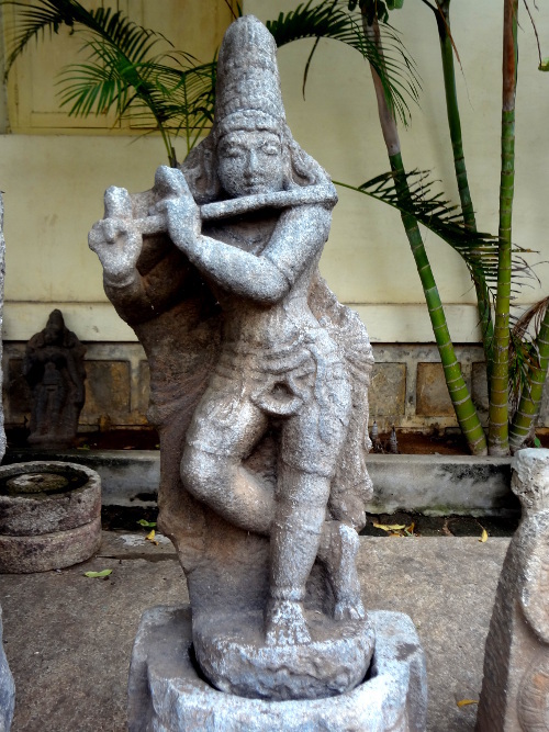 Dans une échoppe du temple, une statue de Krishna qui joue de la flûte.