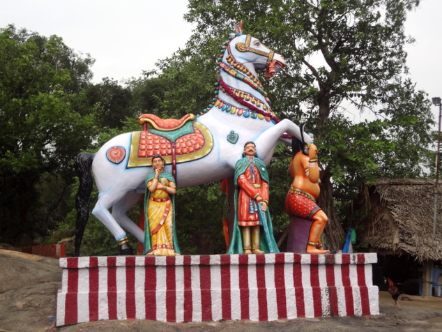 Sur le bord de la route, la statue d'Aiyanaar, son cheval et son fidèle lieutenant Karuppaswami. Ce dieu propre à l'Inde du sud protège les villages contre les démons et la sécheresse. Sur le bord de la route, la statue d'Aiyanaar, son cheval et son fidèle lieutenant Karuppaswami. Ce dieu propre à l'Inde du sud protège les villages contre les démons et la sécheresse.