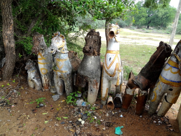 Un peu plus loin nous visitons un sanctuaire dédié à Aiyanaar. L'allée qui mène à l'autel est bordée de chevaux en terre cuite qui sont autant d'offrandes au dieu. Un peu plus loin nous visitons un sanctuaire dédié à Aiyanaar. L'allée qui mène à l'autel est bordée de chevaux en terre cuite qui sont autant d'offrandes au dieu.