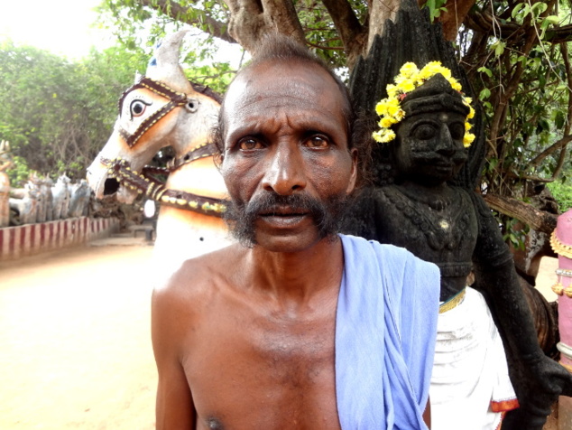 Prêtre qui officie en l'honneur d'Aiyannar. Il appartient à la caste des potiers (Velar). D'où toutes ces statues en terre cuite. Prêtre qui officie en l'honneur d'Aiyannar. Il appartient à la caste des potiers (Velar). D'où toutes ces statues en terre cuite.