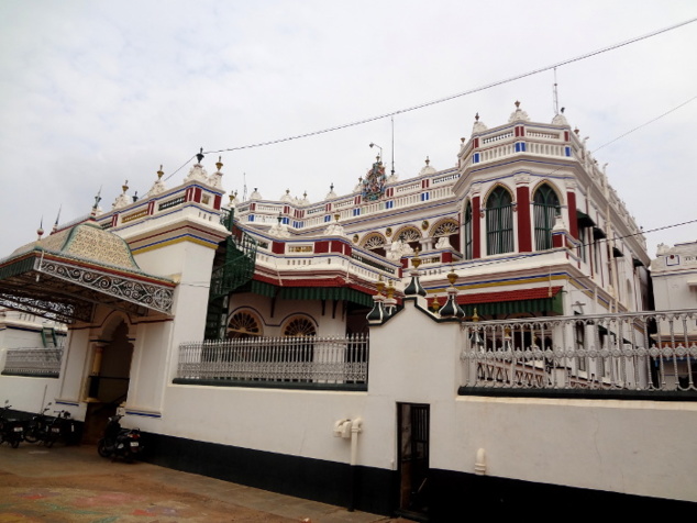 Au sud de Trichy, nous pénétrons dans une région très particulière, le Chettinad, qui est la terre d'origine des Chettiyar, à l'origine une caste de riches commerçants, d'où des demeures aux allures de palais. Ici le palais du râjâ du Chettinad (titre donné par les Britanniques). Au sud de Trichy, nous pénétrons dans une région très particulière, le Chettinad, qui est la terre d'origine des Chettiyar, à l'origine une caste de riches commerçants, d'où des demeures aux allures de palais. Ici le palais du râjâ du Chettinad (titre donné par les Britanniques).